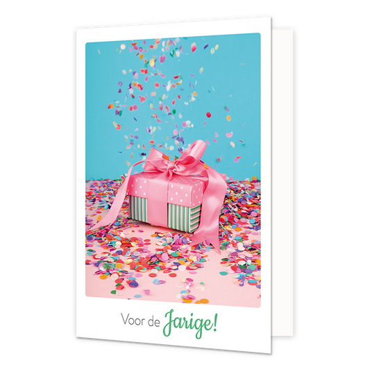 Voor de jarige - Formaat: Klein - Vorm: Staand - Verjaardagskaart - Op deze wenskaart staat een cadeautje met confetti en daaronder de tekst: "Voor de jarige". - Snelwenskaart
