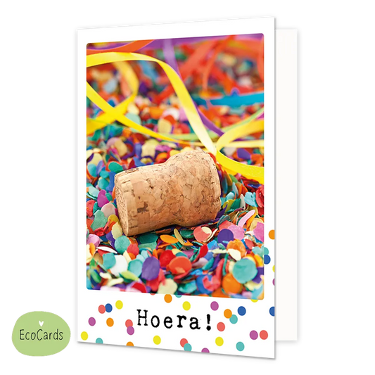 Hoera! - Afmeting: {"value":9.7,"unit":"CENTIMETERS"} x {"value":13.4,"unit":"CENTIMETERS"} - Formaat: Klein - Vorm: Staand - Felicitatiekaart - Op deze wenskaart staat een kurk die op confetti ligt met daaronder de tekst: "Hoera!". - Snelwenskaart
