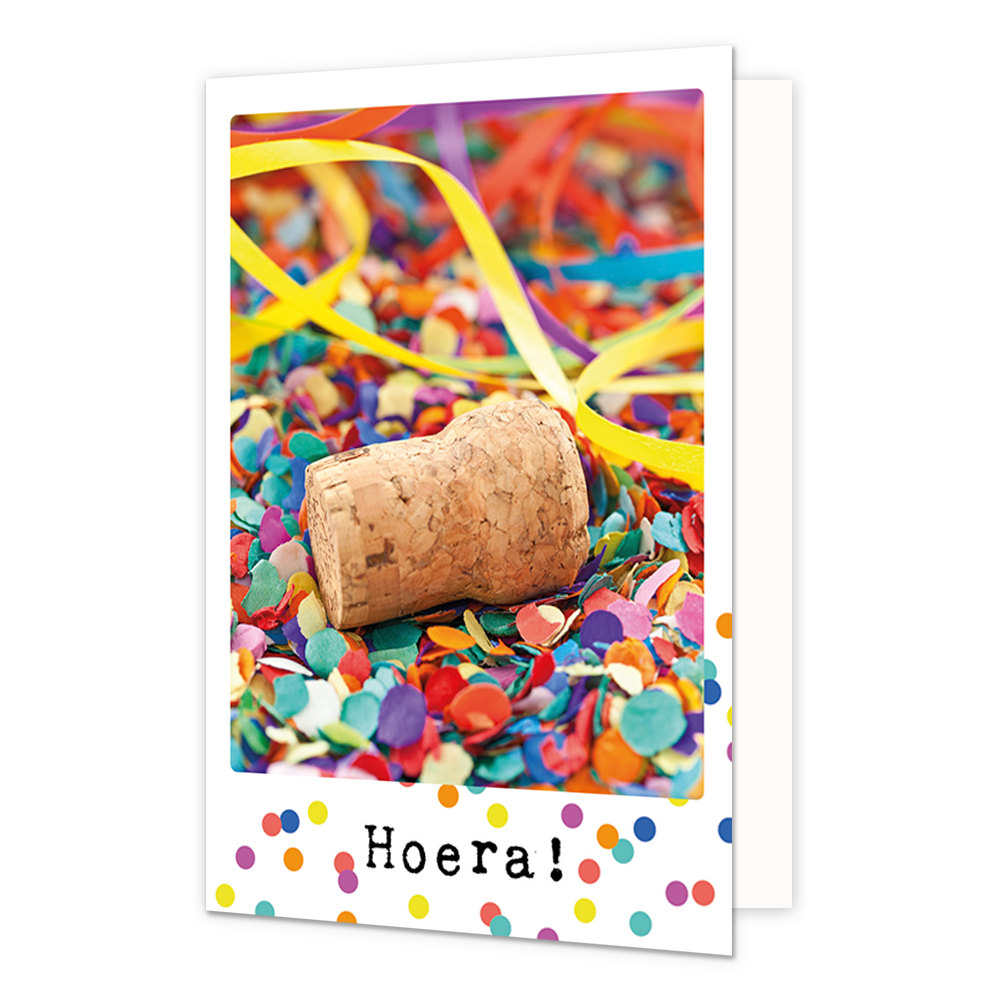 Hoera! - Formaat: Klein - Vorm: Staand - Felicitatiekaart - Op deze wenskaart staat een kurk die op confetti ligt met daaronder de tekst: "Hoera!". - Snelwenskaart