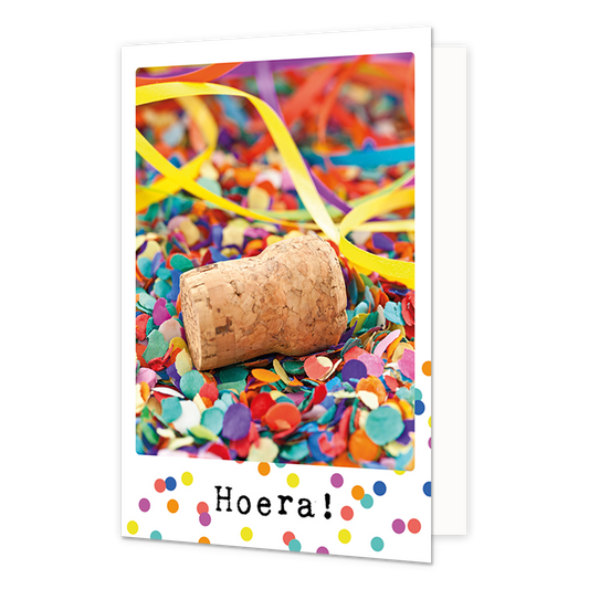 Hoera! - Formaat: Klein - Vorm: Staand - Felicitatiekaart - Op deze wenskaart staat een kurk die op confetti ligt met daaronder de tekst: "Hoera!". - Snelwenskaart