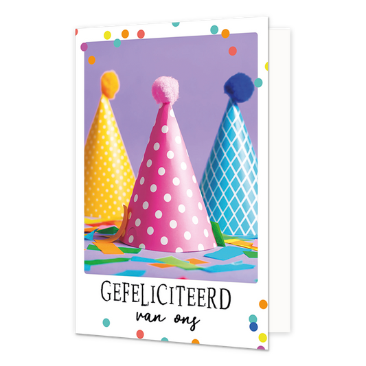 Gefeliciteerd van ons - Formaat: Klein - Vorm: Staand - Felicitatiekaart - Op deze wenskaart staan drie feesthoedjes met confessi en daaronder de tekst: "Gefeliciteerd van ons". - Snelwenskaart