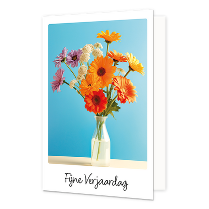 Fijne verjaardag - Formaat: Klein - Vorm: Staand - Verjaardagskaart - Op deze wenskaart staat een vaas met bloemen in de kleuren oranje, beige en paars. Onder de illustratie staat de tekst: "Fijne verjaardag". - Snelwenskaart
