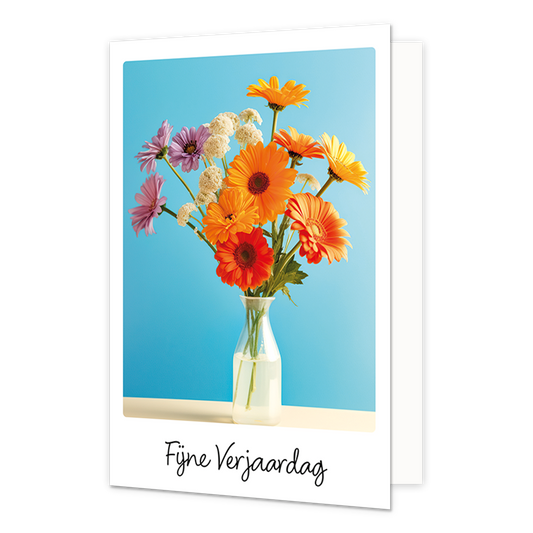 Fijne verjaardag - Formaat: Klein - Vorm: Staand - Verjaardagskaart - Op deze wenskaart staat een vaas met bloemen in de kleuren oranje, beige en paars. Onder de illustratie staat de tekst: "Fijne verjaardag". - Snelwenskaart