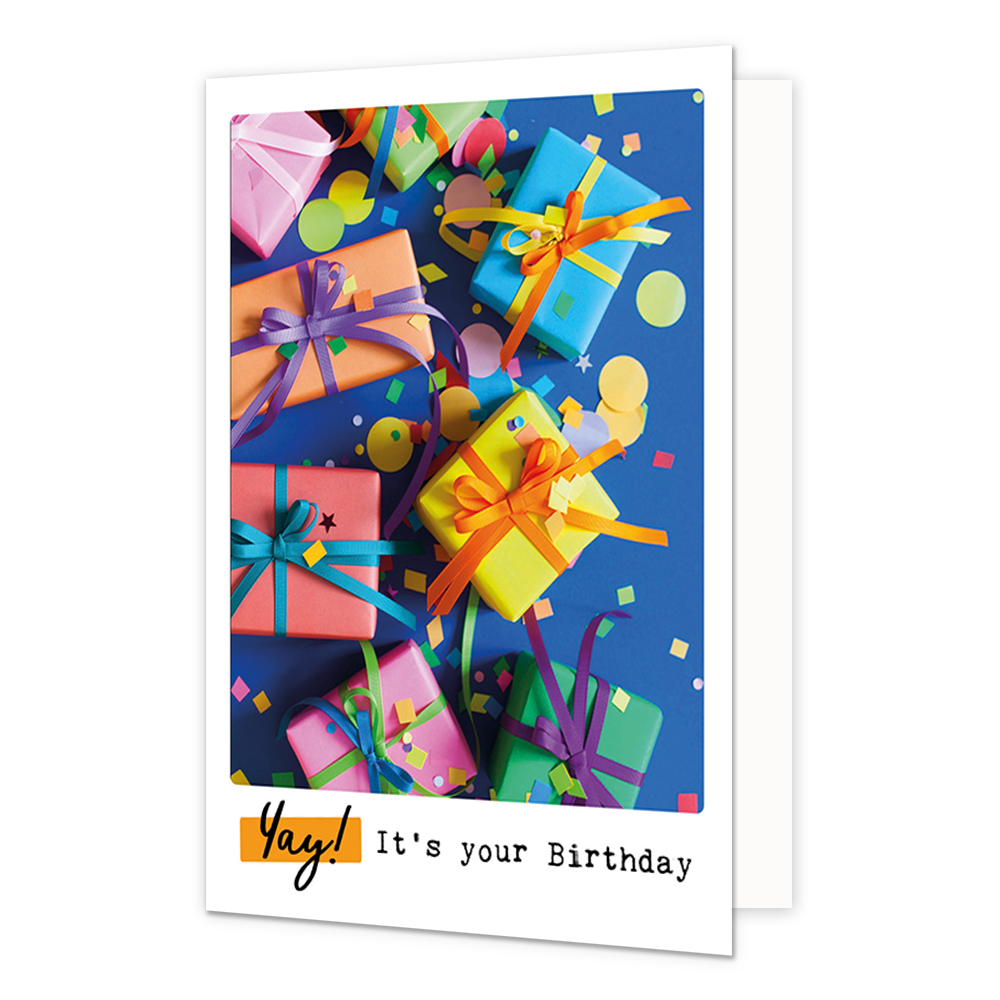Yay! It's your birthday - Formaat: Klein - Vorm: Staand - Verjaardagskaart - Op deze wenskaart staan cadeaus en confetti met daaronder de tekst: "Yay! It's your birthday". - Snelwenskaart