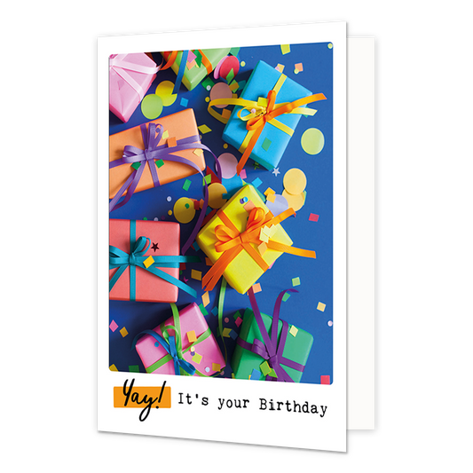 Yay! It's your birthday - Formaat: Klein - Vorm: Staand - Verjaardagskaart - Op deze wenskaart staan cadeaus en confetti met daaronder de tekst: "Yay! It's your birthday". - Snelwenskaart