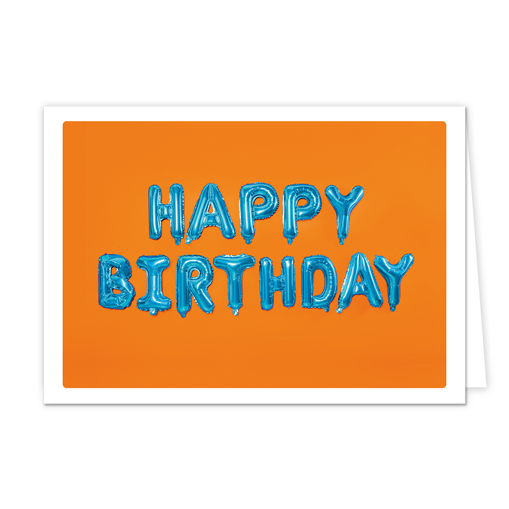 Happy birthday - Formaat: Klein - Vorm: Liggend - Verjaardagskaart - Op deze wenskaart staat de tekst "HAPPY BIRTHDAY" centraal tegen een helder oranje achtergrond. De letters zijn uitgevoerd als glanzende, blauwe folieballonnen, wat de kaart een feestelijk en modern 3D-effect geeft. De afbeelding is omlijst door een brede witte rand, wat zorgt voor een strak contrast met de felle kleuren. - Snelwenskaart