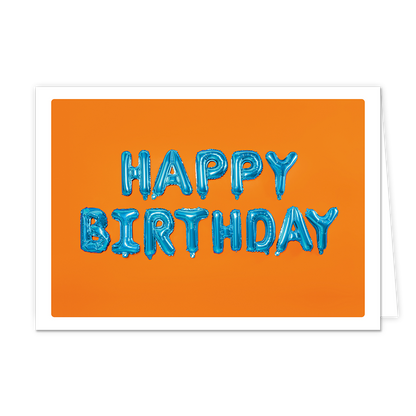 Happy birthday - Formaat: Klein - Vorm: Liggend - Verjaardagskaart - Op deze wenskaart staat de tekst "HAPPY BIRTHDAY" centraal tegen een helder oranje achtergrond. De letters zijn uitgevoerd als glanzende, blauwe folieballonnen, wat de kaart een feestelijk en modern 3D-effect geeft. De afbeelding is omlijst door een brede witte rand, wat zorgt voor een strak contrast met de felle kleuren. - Snelwenskaart