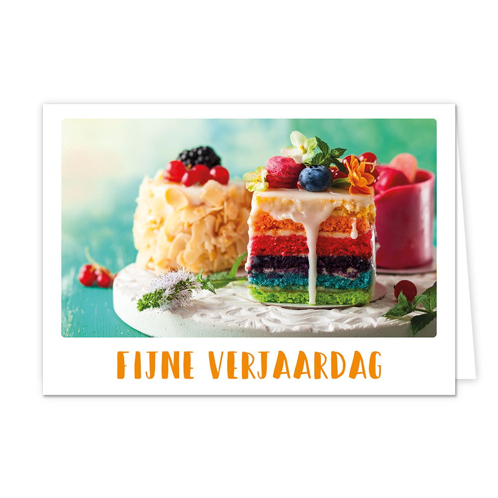 Fijne verjaardag - Formaat: Klein - Vorm: Liggend - Verjaardagskaart - Op deze wenskaart staan drie taartjes waaronder een regenboogtaartje. Onder de illustratie staat de tekst: "Fijne verjaardag". - Snelwenskaart