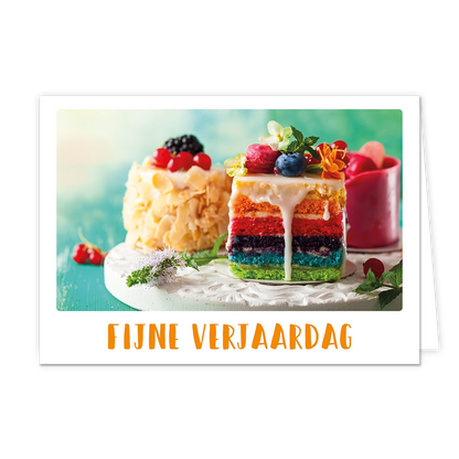 Fijne verjaardag - Formaat: Klein - Vorm: Liggend - Verjaardagskaart - Op deze wenskaart staan drie taartjes waaronder een regenboogtaartje. Onder de illustratie staat de tekst: "Fijne verjaardag". - Snelwenskaart