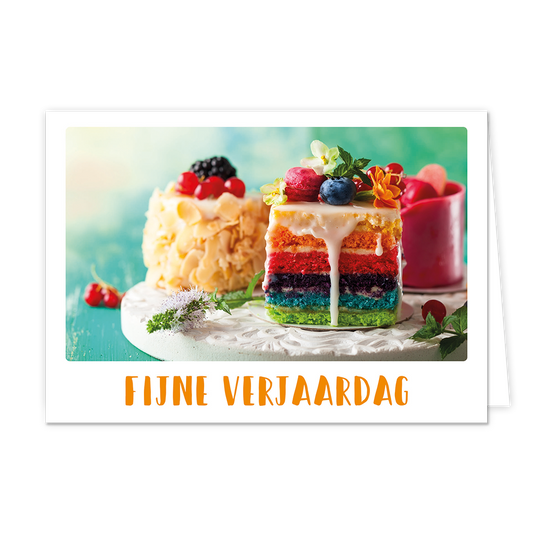 Fijne verjaardag - Formaat: Klein - Vorm: Liggend - Verjaardagskaart - Op deze wenskaart staan drie taartjes waaronder een regenboogtaartje. Onder de illustratie staat de tekst: "Fijne verjaardag". - Snelwenskaart