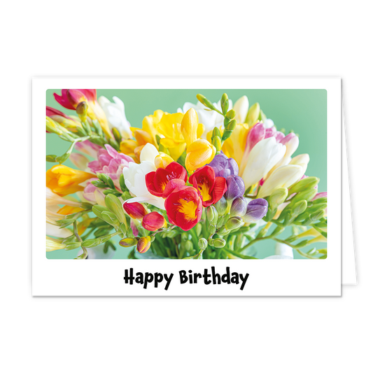 Happy birthday - Formaat: Klein - Vorm: Liggend - Verjaardagskaart - Op deze wenskaart staat een dromerige afbeelding van een groot veld vol klaprozen in tinten van rood en zachtroze. De bloemen op de voorgrond zijn gedetailleerd en scherp, terwijl ze naar de horizon toe vervagen in een warme, mistige gloed van wit en pastelkleuren. - Snelwenskaart