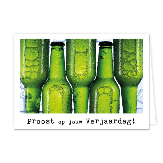 Proost op jouw verjaardag - Formaat: Klein - Vorm: Liggend - Verjaardagskaart - Op deze wenskaart staat een close-up afbeelding van groene bierflesjes die koud en beslagen zijn met waterdruppels, geplaatst tegen een achtergrond van ijsblokjes. De flesjes staan strak naast elkaar en vullen het grootste gedeelte van het kader. Onder de afbeelding staat de tekst "Proost op jouw Verjaardag!" in een zwart typemachine-lettertype. - Snelwenskaart