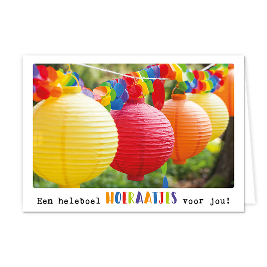 Een heleboel hoeraatjes voor jou! - Formaat: Klein - Vorm: Liggend - Felicitatiekaart - Op deze wenskaart staat een slinger van lampionnen in de kleuren geel, rood en oranje. Onder de illustratie staat de tekst: "Een heleboel hoeraatjes voor jou!". - Snelwenskaart