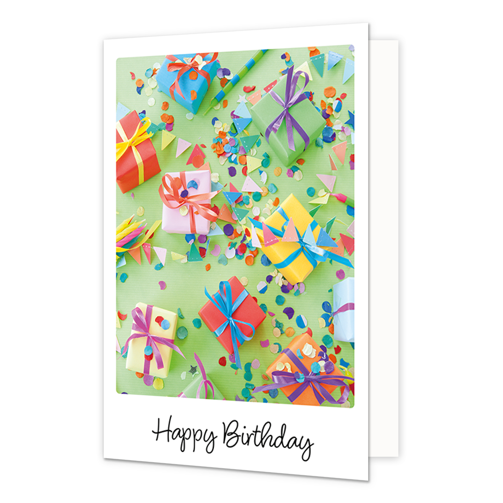 Op deze wenskaart is een kleurrijke verzameling van ingepakte cadeautjes en strooiconfetti te zien op een lichtgroene achtergrond. De diverse geschenken zijn versierd met gekleurde linten en strikken, omringd door kleine driehoekige vlaggetjes en feestelijke snippers. Onderaan de illustratie staat in een zwart, handgeschreven lettertype de tekst "Happy Birthday".