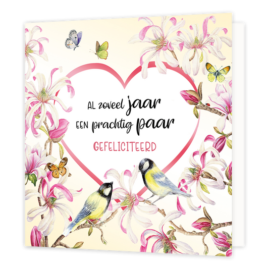 Al zoveel jaar een prachtig paar - Formaat: Normaal - Vorm: Vierkant - Huwelijkskaart - Op deze wenskaart staat een roze hart met daarom heen bloemen, vogels en vlinders. In het midden staat de tekst: "Al zoveel jaar een prachtig paar gefeliciteerd". - Snelwenskaart