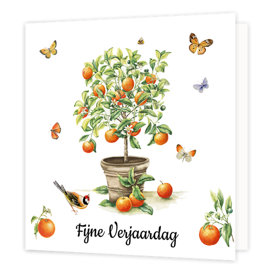 Fijne verjaardag - Formaat: Normaal - Vorm: Vierkant - Felicitatiekaart - Op deze wenskaart staat een sinaasappelboom omringt door vlinders en een vogel. Onderaan staat de tekst: "Fijne verjaardag". - Snelwenskaart
