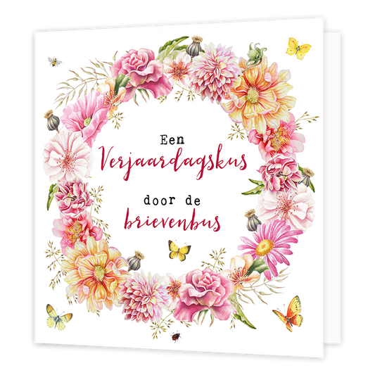 Een verjaardagskus door de brievenbus - Formaat: Normaal - Vorm: Vierkant - Verjaardagskaart - Op deze wenskaart staan bloemen in een cirkel in de kleuren roze, beige, oranje en geel. In het midden staat de tekst: "Een verjaardagskus door de brievenbus". - Snelwenskaart