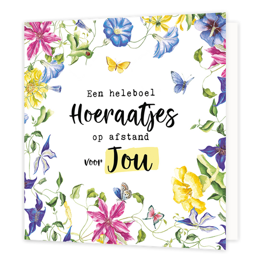 Een heleboel hoeraatjes op afstand voor jou! - Formaat: Normaal - Vorm: Vierkant - Verjaardagskaart - Op deze wenskaart staan bloemen en vlinders in de kleuren blauw, roze, geel en groen. In het midden staat de tekst: "Een heleboel hoeraatjes op afstand voor jou". - Snelwenskaart