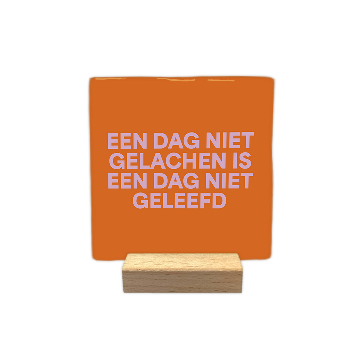Een dag niet gelachen is een dag niet geleefd - Decoratie tegel - Formaat: - Op deze decoratie tegel staat de tekst "een dag niet gelachen is een dag niet geleefd" in vier regels afgebeeld. De tekst is geschreven in lichtroze letters. De achtergrond van de tegel heeft een oranje kleur. - Snelwenskaart