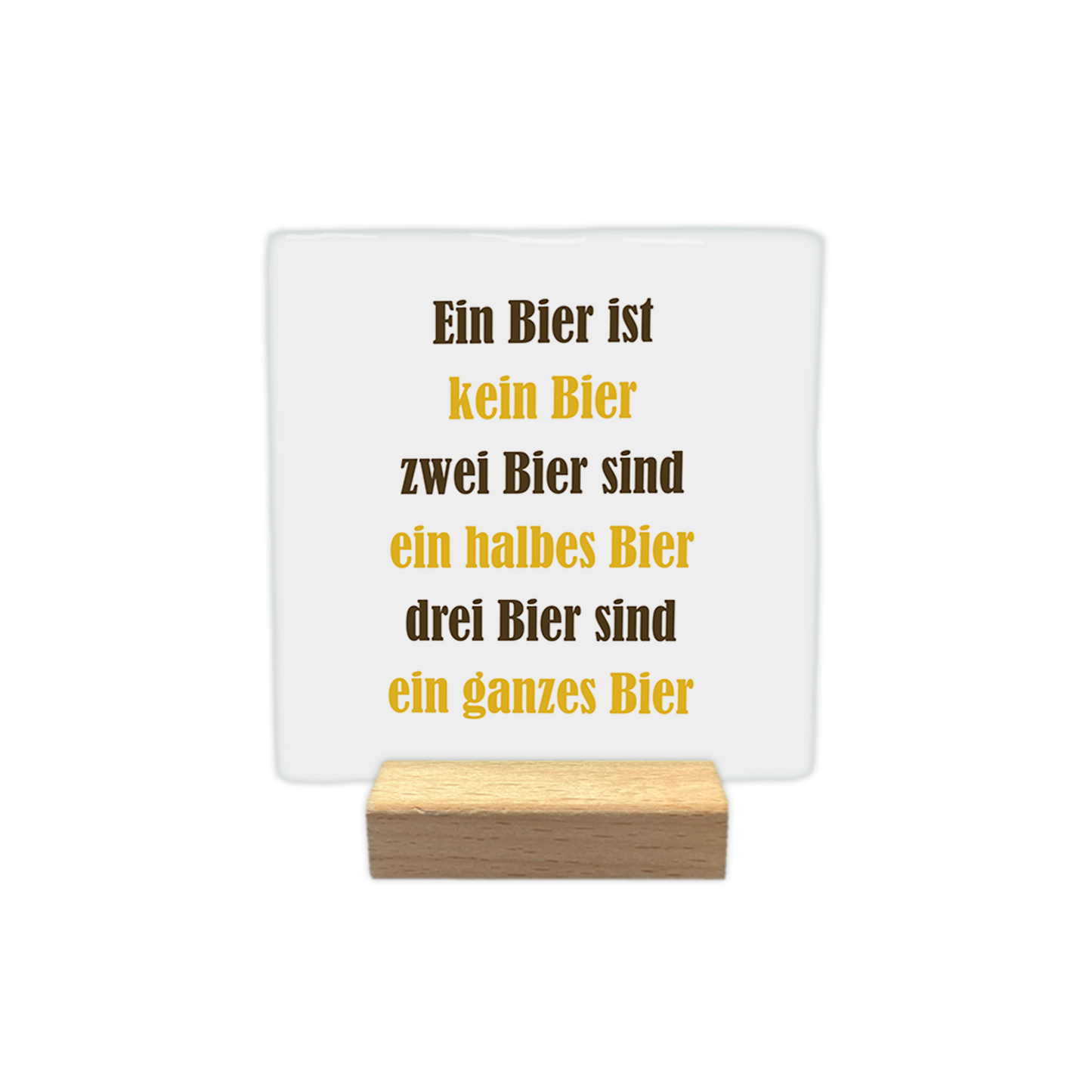 Ein biest ist kein bier - Decoratie tegel - Formaat: - Op deze decoratie tegel staat de tekst "ein bier ist kein bier, zwei bier sind ein halbes bier, drei bier sind ein ganzes bier" in zes regels afgebeeld. De woorden zijn afwisselend in bruine en gele letters geschreven. De achtergrond van de tegel is wit. - Snelwenskaart