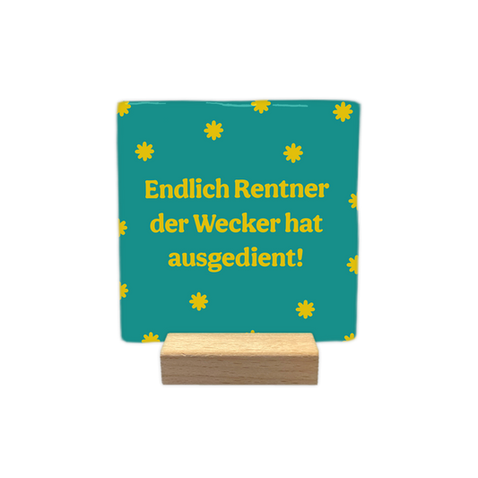 Endlicht Rentner - Decoratie tegel - Formaat: - Op deze decoratie tegel staat de tekst "endlich rentner der wecker hat ausgedient!" in gele letters afgebeeld. De achtergrond van de tegel is blauwgroen en is versierd met een patroon van kleine, gele sterretjes. - Snelwenskaart