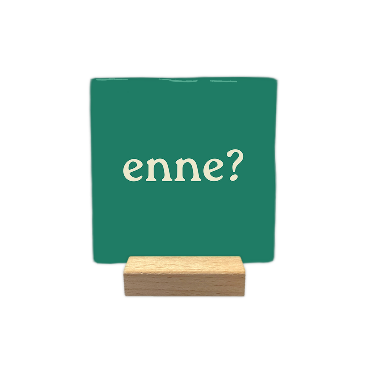 Enne? - Decoratie tegel - Formaat: - Op deze decoratie tegel staat de tekst "enne?" in crème-kleurige letters afgebeeld tegen een donkergroene achtergrond. Het ontwerp is minimalistisch en bevat geen verdere elementen of afbeeldingen. - Snelwenskaart