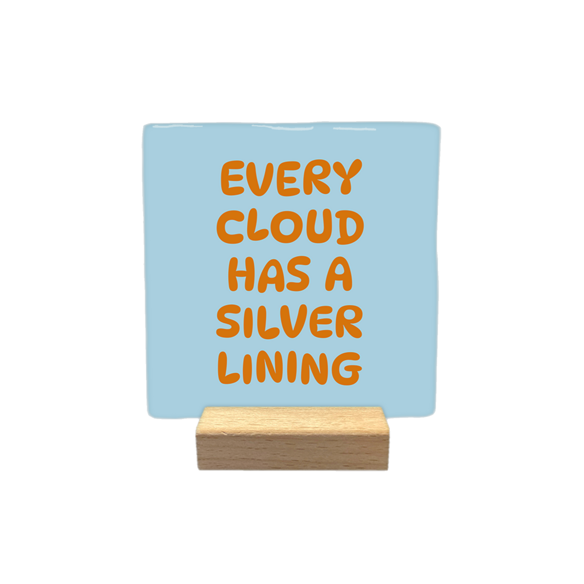 Every cloud has a silver lining - Decoratie tegel - Formaat: - Op deze decoratietegel staat de tekst "EVERY CLOUD HAS A SILVER LINING" in hoofdletters gedrukt. De tekst is uitgevoerd in een oranje kleur en is gecentreerd op een lichtblauwe, vierkante achtergrond. Het lettertype heeft een speelse, afgeronde stijl. De tegel heeft een gladde, glanzende afwerking. - Snelwenskaart