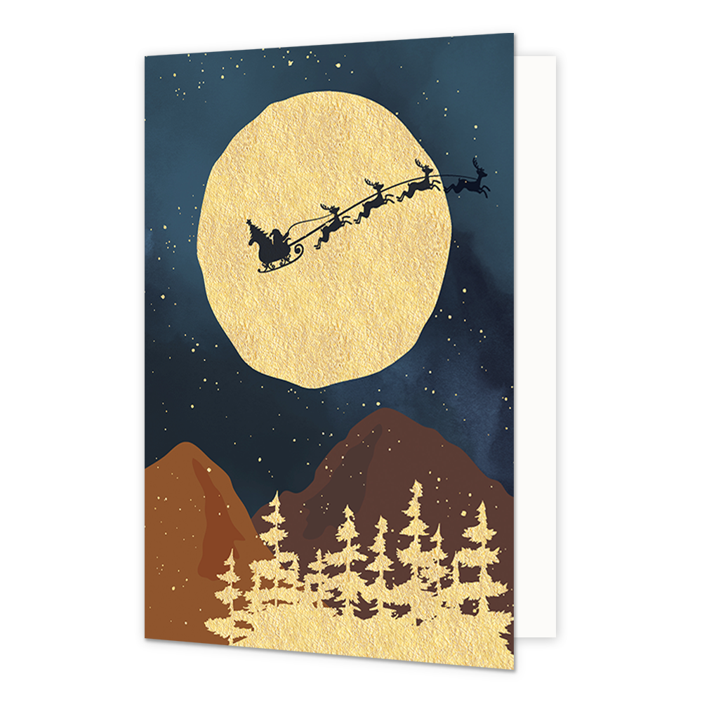 Kerstslee - Formaat: Normaal - Vorm: Staand - Kerstkaart - Op deze wenskaart staat een nachtelijke illustratie van een grote, goudkleurige maan tegen een donkerblauwe sterrenhemel. Voor de maan vliegt het zwarte silhouet van de Kerstman in zijn arrenslee, getrokken door rendieren. Onderaan de kaart zijn bruine bergen en een bos van goudkleurige dennenbomen afgebeeld. - Snelwenskaart