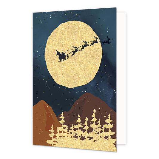 Kerstslee - Formaat: Normaal - Vorm: Staand - Kerstkaart - Op deze wenskaart staat een nachtelijke illustratie van een grote, goudkleurige maan tegen een donkerblauwe sterrenhemel. Voor de maan vliegt het zwarte silhouet van de Kerstman in zijn arrenslee, getrokken door rendieren. Onderaan de kaart zijn bruine bergen en een bos van goudkleurige dennenbomen afgebeeld. - Snelwenskaart
