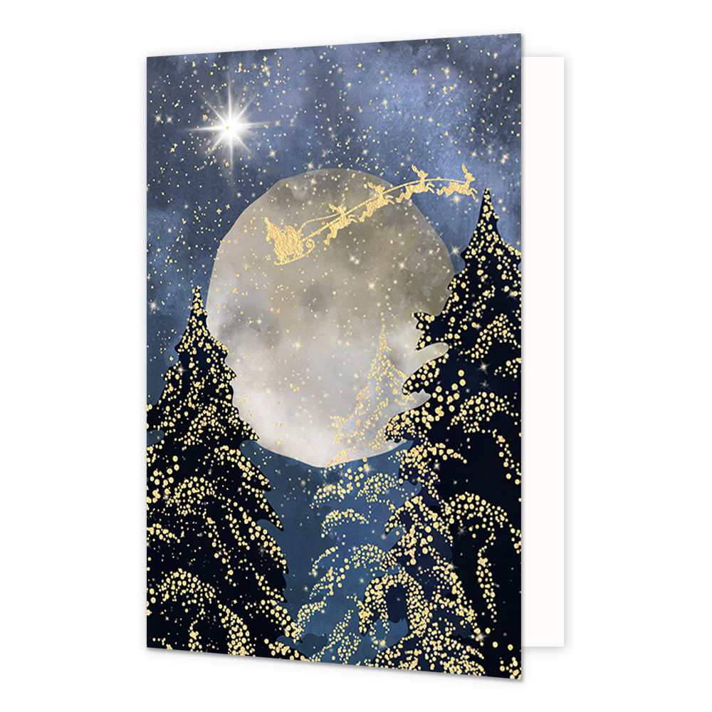 Kerstslee - Formaat: Normaal - Vorm: Staand - Kerstkaart - Op deze wenskaart staat een nachtelijke illustratie van een grote, zilverachtige maan tegen een donkerblauwe sterrenhemel met een heldere witte ster linksboven. Voor de maan vliegt het goudkleurige silhouet van de Kerstman in zijn arrenslee, getrokken door rendieren. De voorgrond wordt gesierd door donkere silhouetten van dennenbomen die bedekt zijn met talloze goudkleurige lichtpuntjes of sneeuwvlokken. - Snelwenskaart