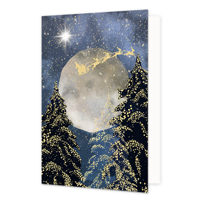 Kerstslee - Formaat: Normaal - Vorm: Staand - Kerstkaart - Op deze wenskaart staat een nachtelijke illustratie van een grote, zilverachtige maan tegen een donkerblauwe sterrenhemel met een heldere witte ster linksboven. Voor de maan vliegt het goudkleurige silhouet van de Kerstman in zijn arrenslee, getrokken door rendieren. De voorgrond wordt gesierd door donkere silhouetten van dennenbomen die bedekt zijn met talloze goudkleurige lichtpuntjes of sneeuwvlokken. - Snelwenskaart