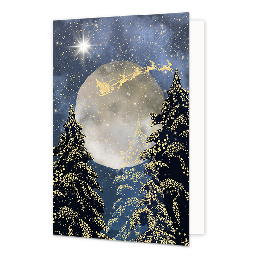 Kerstslee - Formaat: Normaal - Vorm: Staand - Kerstkaart - Op deze wenskaart staat een nachtelijke illustratie van een grote, zilverachtige maan tegen een donkerblauwe sterrenhemel met een heldere witte ster linksboven. Voor de maan vliegt het goudkleurige silhouet van de Kerstman in zijn arrenslee, getrokken door rendieren. De voorgrond wordt gesierd door donkere silhouetten van dennenbomen die bedekt zijn met talloze goudkleurige lichtpuntjes of sneeuwvlokken. - Snelwenskaart