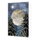 Kerstslee - Formaat: Standaard - Vorm: Staand - Kerstkaart - Op deze wenskaart staat een nachtelijke illustratie van een grote, zilverachtige maan tegen een donkerblauwe sterrenhemel met een heldere witte ster linksboven. Voor de maan vliegt het goudkleurige silhouet van de Kerstman in zijn arrenslee, getrokken door rendieren. De voorgrond wordt gesierd door donkere silhouetten van dennenbomen die bedekt zijn met talloze goudkleurige lichtpuntjes of sneeuwvlokken. - Snelwenskaart