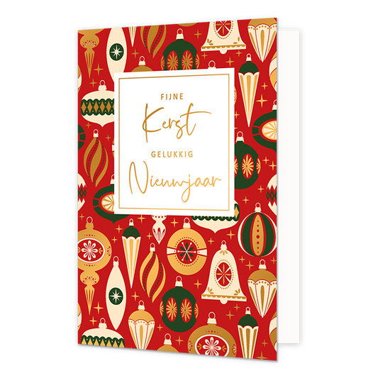 Fijne kerst gelukkig nieuwjaar - Formaat: Normaal - Vorm: Staand - Kerstkaart - Op deze wenskaart staat een illustratie van diverse kerstornamenten in vintage stijl, zoals kerstballen, klokken en druppelvormige hangers, tegen een rode achtergrond. De ornamenten zijn uitgevoerd in de kleuren goud, groen, wit en beige en worden omringd door kleine goudkleurige sterretjes. In het midden bevindt zich een wit rechthoekig kader met een gouden rand waarin de tekst "FIJNE Kerst GELUKKIG Nieuwjaar" staat geschreven