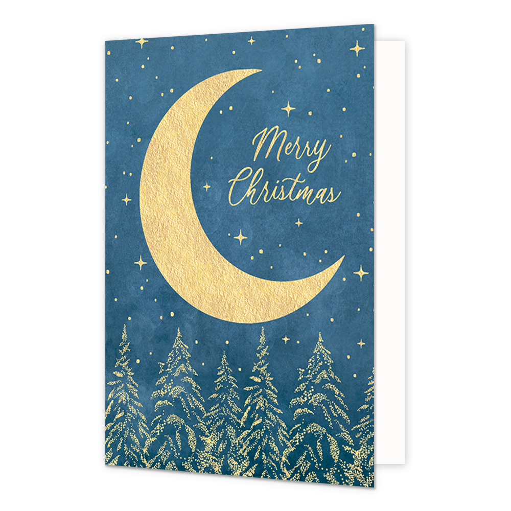 Merry christmas - Formaat: Normaal - Vorm: Staand - Kerstkaart - Op deze wenskaart staat een nachtelijke illustratie van een grote, goudkleurige halve maan tegen een donkerblauwe achtergrond met een patroon van kleine sterretjes. Naast de maan staat de tekst "Merry Christmas" geschreven in een elegant, goudkleurig sierlettertype. Aan de onderzijde van de kaart is een bos van dennenbomen afgebeeld, die zijn weergegeven in goudkleurige stippen en lijnen. - Snelwenskaart