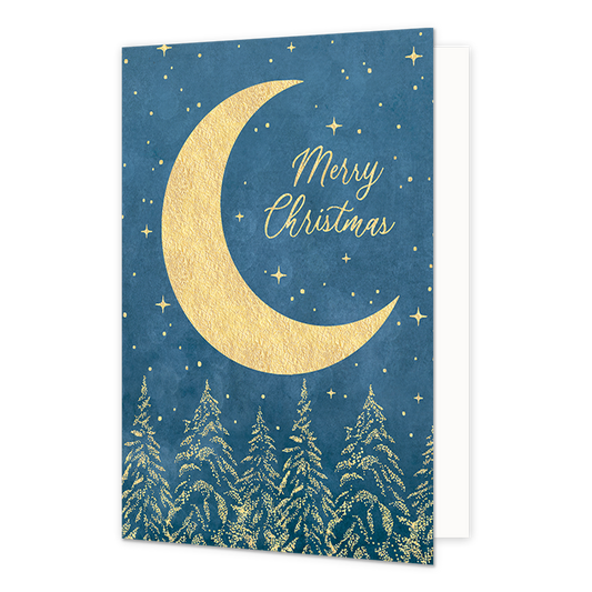 Merry christmas - Formaat: Normaal - Vorm: Staand - Kerstkaart - Op deze wenskaart staat een nachtelijke illustratie van een grote, goudkleurige halve maan tegen een donkerblauwe achtergrond met een patroon van kleine sterretjes. Naast de maan staat de tekst "Merry Christmas" geschreven in een elegant, goudkleurig sierlettertype. Aan de onderzijde van de kaart is een bos van dennenbomen afgebeeld, die zijn weergegeven in goudkleurige stippen en lijnen. - Snelwenskaart