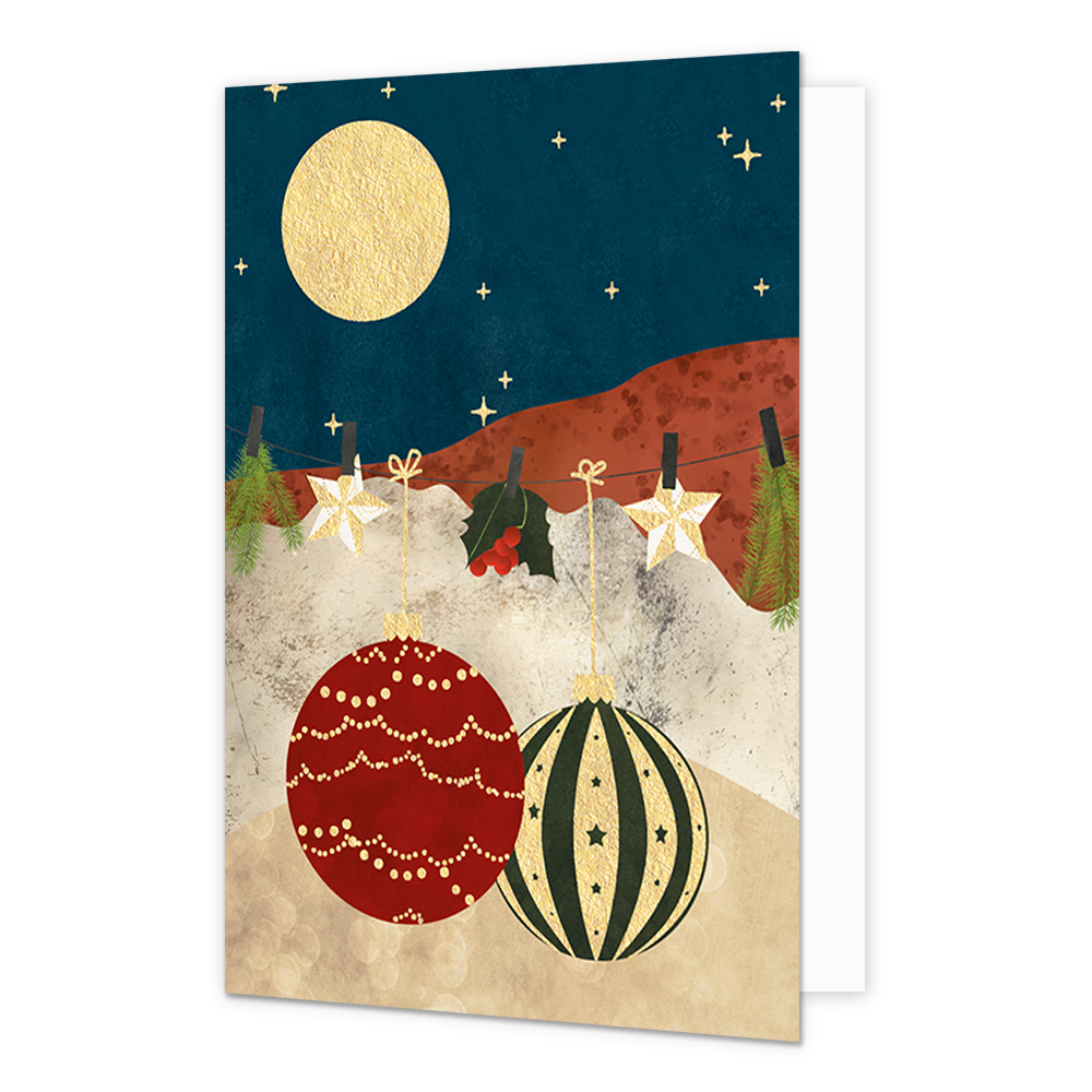 Kerstballen - Formaat: Normaal - Vorm: Staand - Kerstkaart - Op deze kerstkaart staat een waslijn waar twee kerstballen aan hangen, kersttakken en kerststerren. - Snelwenskaart