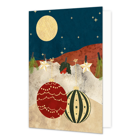 Kerstballen - Formaat: Normaal - Vorm: Staand - Kerstkaart - Op deze kerstkaart staat een waslijn waar twee kerstballen aan hangen, kersttakken en kerststerren. - Snelwenskaart