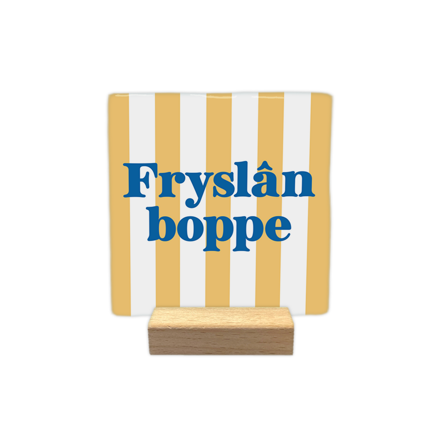 Fryslân boppe - Decoratie tegel - Formaat: - Op deze decoratie tegel staat de tekst "Fryslân boppe" in blauwe letters centraal afgebeeld. De achtergrond is voorzien van een verticaal gestreept patroon in de kleuren geel en wit. - Snelwenskaart