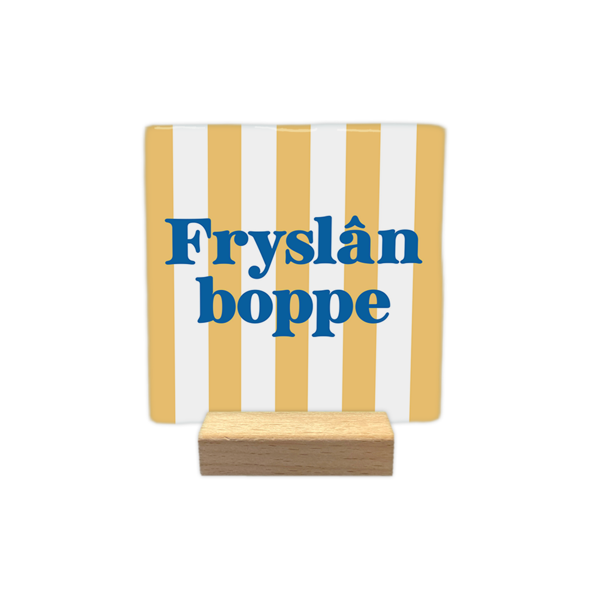 Fryslân boppe - Decoratie tegel - Formaat: - Op deze decoratie tegel staat de tekst "Fryslân boppe" in blauwe letters centraal afgebeeld. De achtergrond is voorzien van een verticaal gestreept patroon in de kleuren geel en wit. - Snelwenskaart