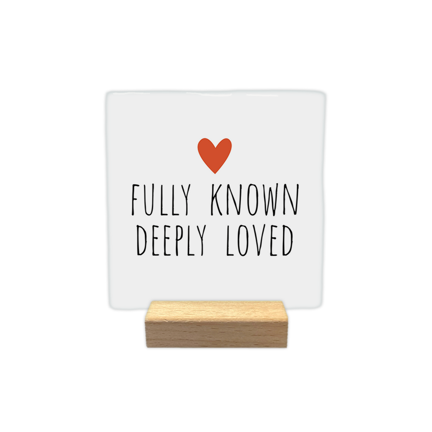 Fully known deeply loved - Decoratie tegel - Formaat: - Op deze decoratie tegel staat bovenaan een klein, oranje hartje afgebeeld. Daaronder staat in zwarte, handgeschreven letters de tekst "Fully known, deeply loved". Het ontwerp is geplaatst tegen een eenvoudige witte achtergrond. - Snelwenskaart