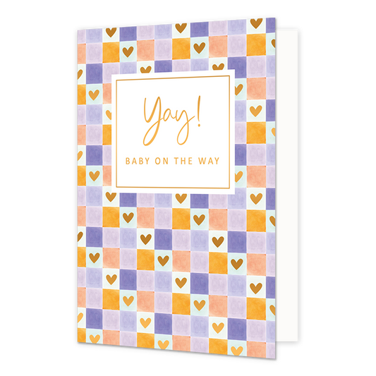 Yay! Baby on the way - Formaat: Normaal - Vorm: Staand - Zwanger kaart - Op deze wenskaart zijn vakjes te zien met de kleuren goud, paars, lila en wit. In de witte vakjes zitten gouden hartjes. In het midden zit een wit blok met de gouden tekst "Yay! Baby on the way". - Snelwenskaart