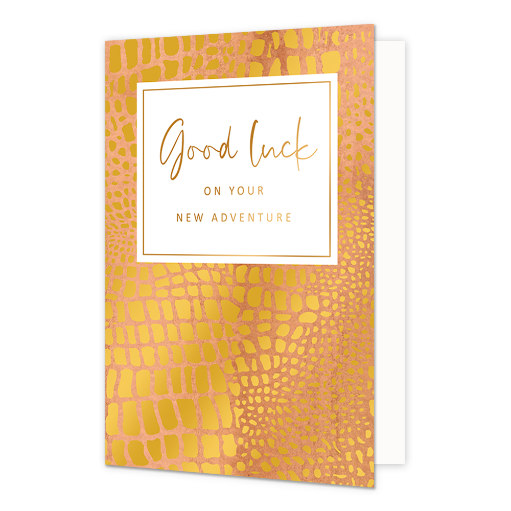 Good Luck on your new adventure - Formaat: Standaard - Vorm: Staand - Afscheidskaart - Op deze wenskaart staat een grafische achtergrond met een goudkleurig dierenprintpatroon (slangen- of krokodillenmotief) tegen een warme, koperkleurige ondergrond. In het bovenste gedeelte bevindt zich een wit rechthoekig kader met een fijne gouden rand waarin de tekst "Good luck ON YOUR NEW ADVENTURE" staat geschreven. De woorden "Good luck" zijn uitgevoerd in een elegant, goudkleurig sierlettertype, terwijl de rest van