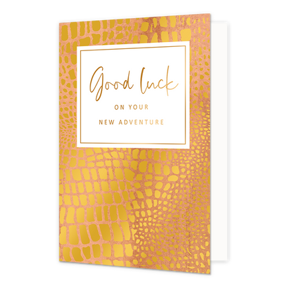 Good Luck on your new adventure - Formaat: Standaard - Vorm: Staand - Afscheidskaart - Op deze wenskaart staat een grafische achtergrond met een goudkleurig dierenprintpatroon (slangen- of krokodillenmotief) tegen een warme, koperkleurige ondergrond. In het bovenste gedeelte bevindt zich een wit rechthoekig kader met een fijne gouden rand waarin de tekst "Good luck ON YOUR NEW ADVENTURE" staat geschreven. De woorden "Good luck" zijn uitgevoerd in een elegant, goudkleurig sierlettertype, terwijl de rest van