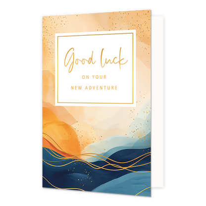 Good Luck on your new adventure - Formaat: Standaard - Vorm: Staand - Afscheidskaart - Op deze wenskaart staat een abstracte achtergrond van vloeiende waterverfpatronen in de kleuren oranje, beige en verschillende tinten blauw. Het ontwerp is verrijkt met fijne, goudkleurige lijnen en spikkels die een luxueus effect geven. In het midden bevindt zich een wit rechthoekig kader met een gouden rand waarin de tekst "Good luck ON YOUR NEW ADVENTURE" staat. Het woord "Good luck" is uitgevoerd in een goudkleurig s