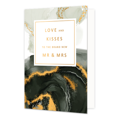 Love and kisses to the brand new MR & MRS - Formaat: Normaal - Vorm: Staand - Huwelijkskaart - Op deze artistieke wenskaart is een ontwerp te zien met de kleuren zwart, wit, beige, grijs en goud. In het midden zit een wit blok met de gouden tekst: "Love and kisses to the brand new MR & MRS". - Snelwenskaart