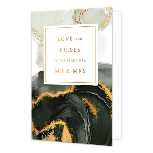 Love and kisses to the brand new MR & MRS - Formaat: Normaal - Vorm: Staand - Huwelijkskaart - Op deze artistieke wenskaart is een ontwerp te zien met de kleuren zwart, wit, beige, grijs en goud. In het midden zit een wit blok met de gouden tekst: "Love and kisses to the brand new MR & MRS". - Snelwenskaart