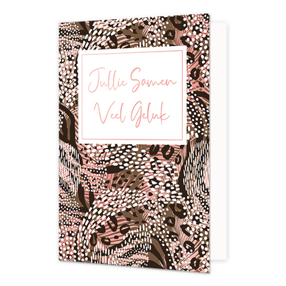 Jullie samen veel geluk - Formaat: Normaal - Vorm: Staand - Huwelijkskaart - Op deze artistieke wenskaart is een ontwerp te zien met de kleuren wit, zwart, bruin en roze. In het midden zit een wit blok met de tekst: "Jullie samen veel geluk". - Snelwenskaart