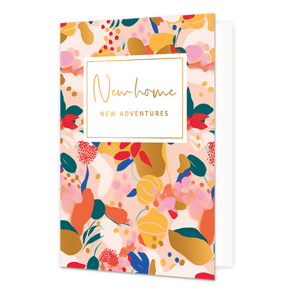 New home new adventures - Formaat: Normaal - Vorm: Staand - Woningkaart - Op deze artistieke wenskaarten zijn diverse bloemen te zien met de kleuren goud, roze, geel, wit rood, groen en blauw. In het midden zit een wit blok met de gouden tekst: "New home new adventures". - Snelwenskaart