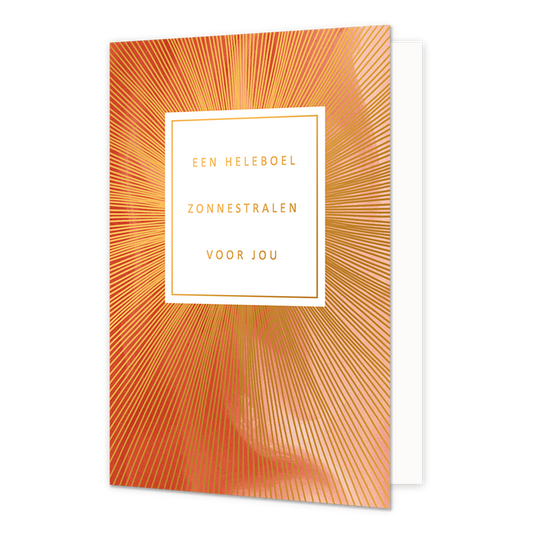 Een heleboel zonnestralen voor jou - Formaat: Normaal - Vorm: Staand - Denken aan kaart - Op deze wenskaart zijn gouden lijnen te zien met een oranje en beige achtergrond. In het midden zit een wit blok met de gouden tekst: "Een heleboel zonnestralen voor jou". - Snelwenskaart